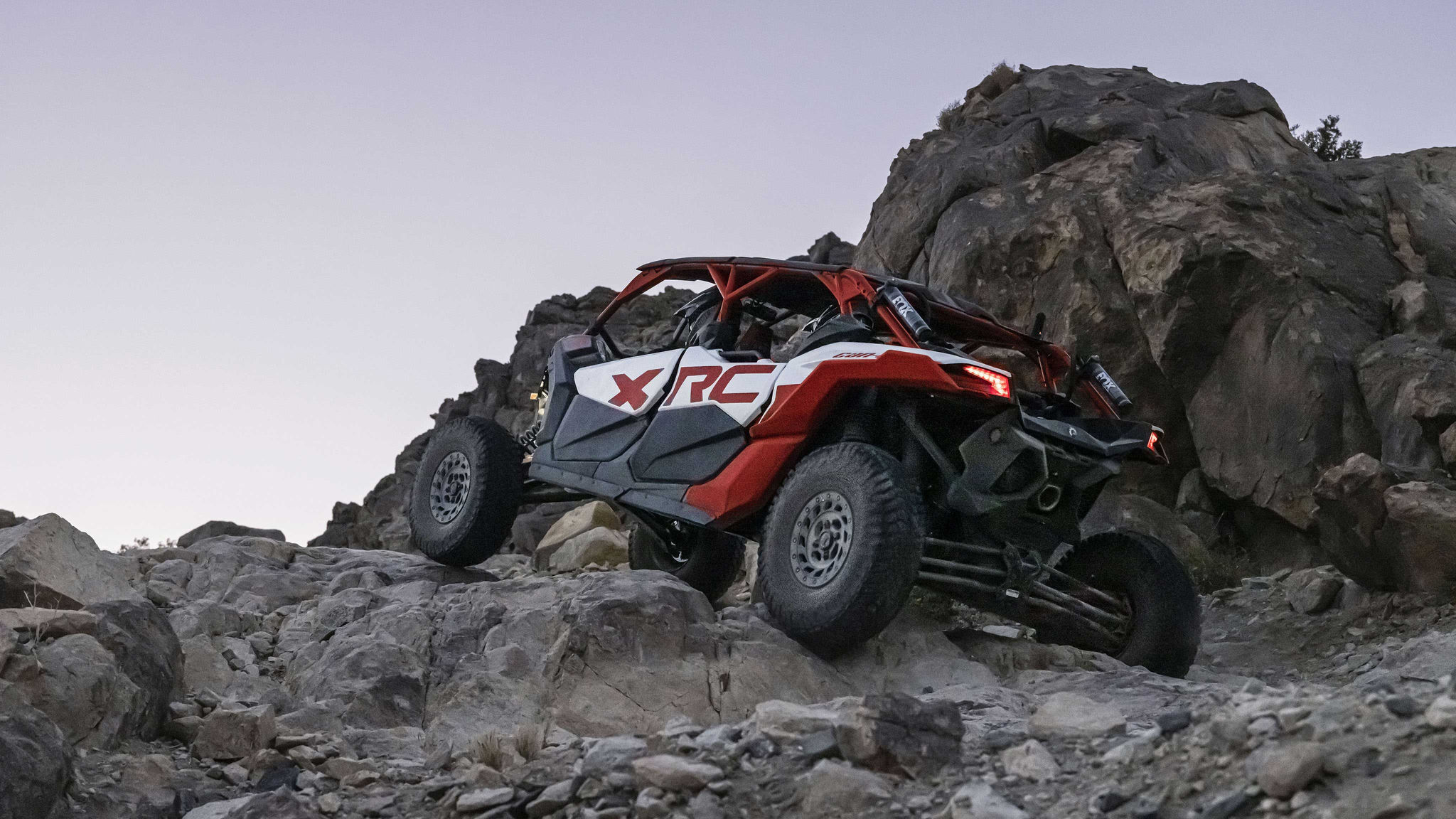 Een Can-Am Maverick Max X RC die over rotsen klimt