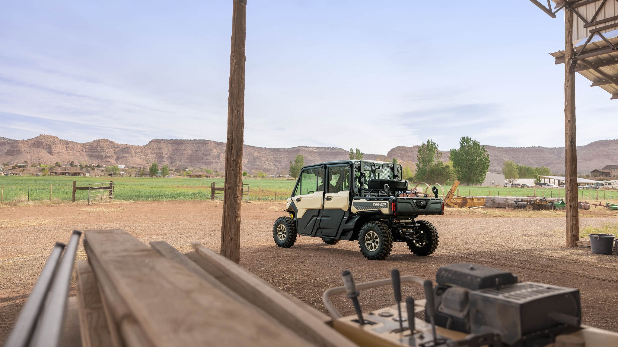 Defender Max Limited estacionado cerca de un ranch