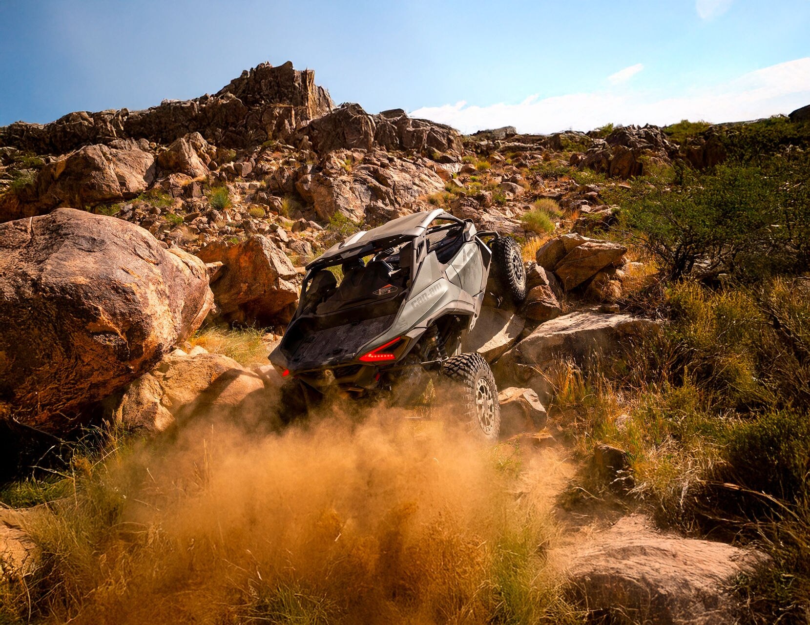 Can-Am Maverick R X rc 2026, un vehículo side-by-side explorando rocas
