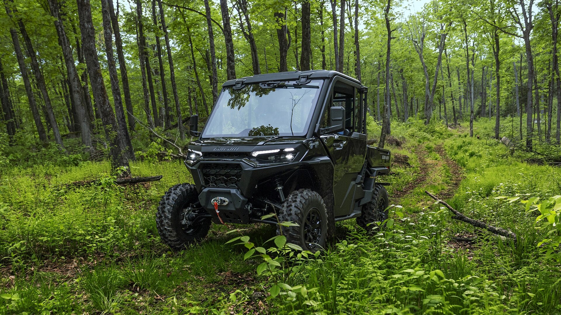 2026 Can-Am Traxter HD11 SxS rijdend in een bos