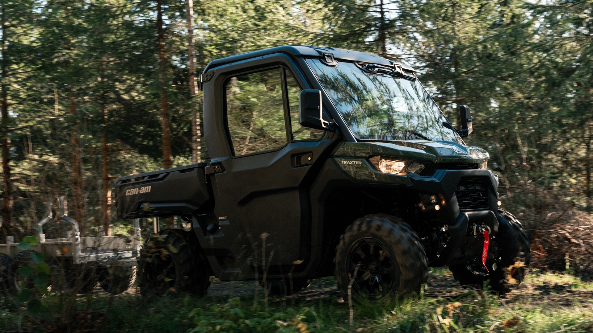 Can-Am Traxter 2026 rijdend in een bos