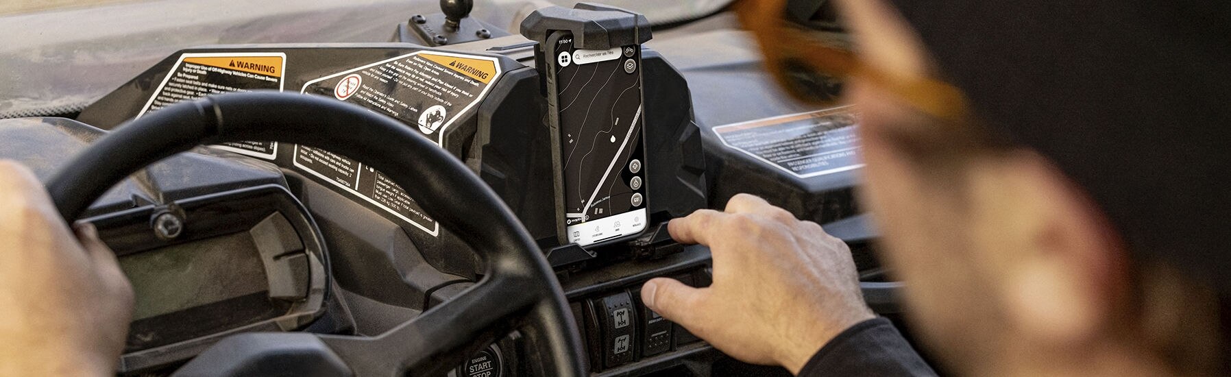 Bestuurder gebruikt de BRP GO! op een mobiele telefoon in een telefoonhouder