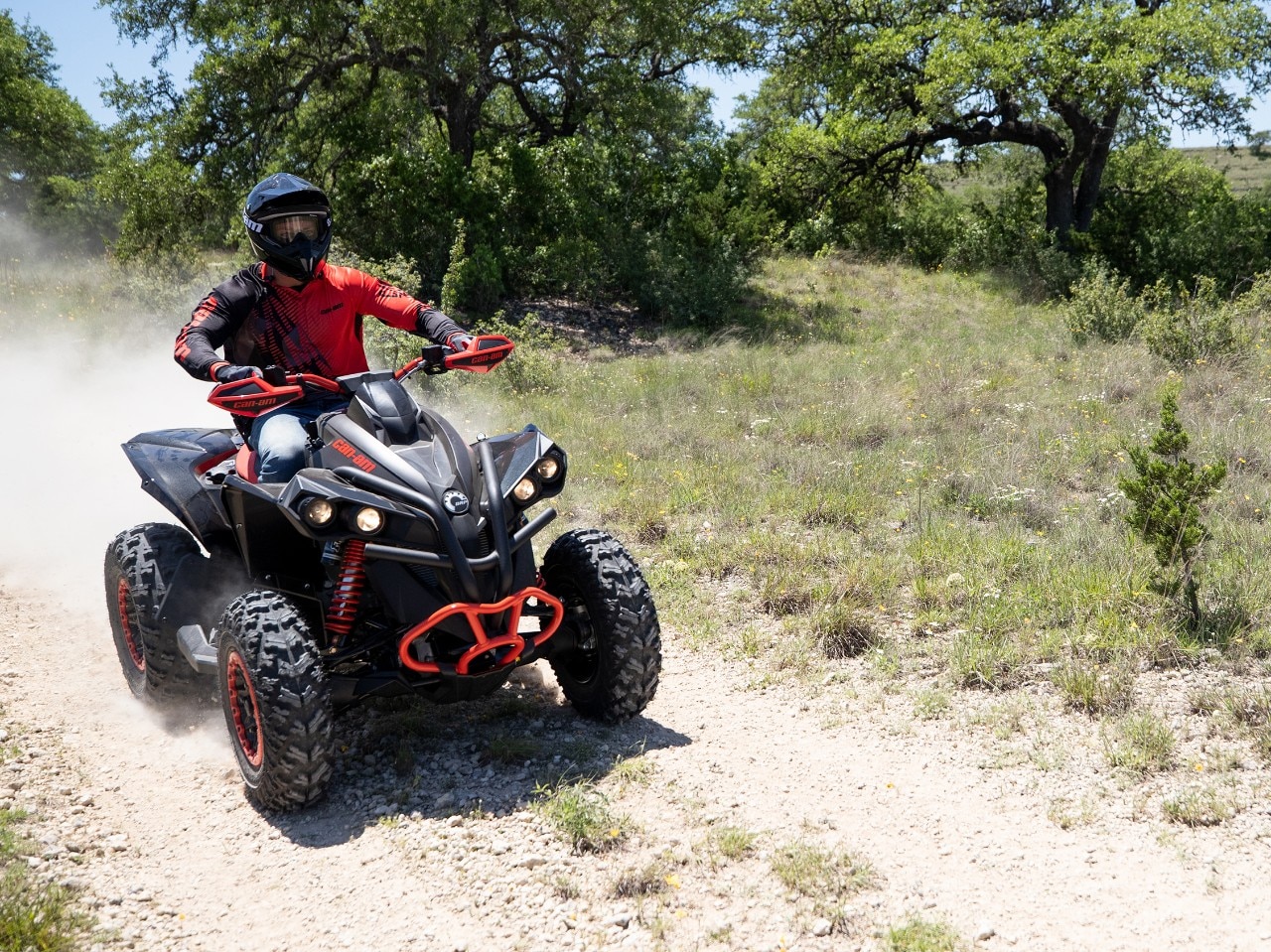 Hombre conduciendo un ATV Can-Am Renegade X xc en un sendero