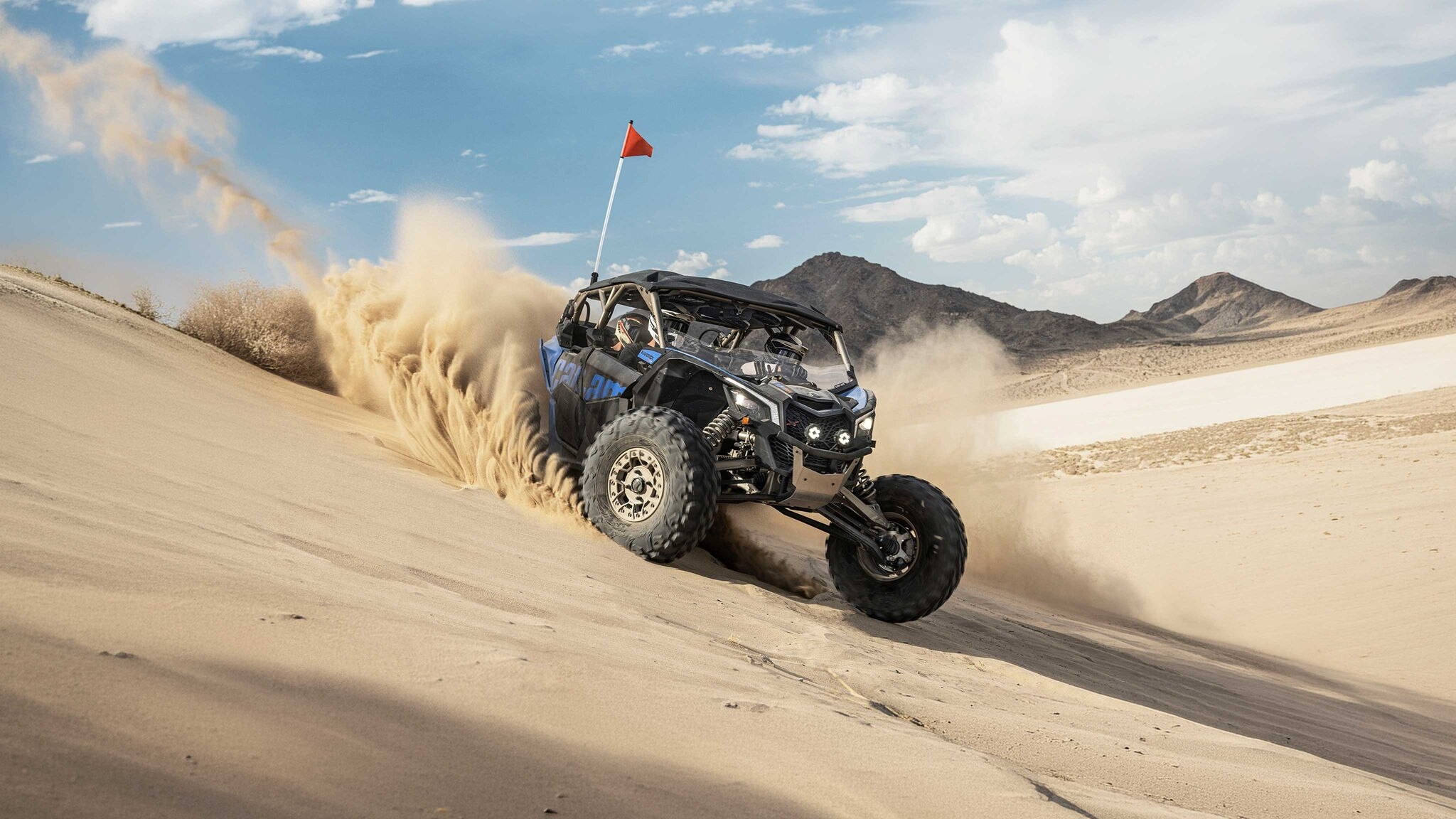 A Can-Am Commander MAX 2024 equipped with the Smart-Lock technology driving through a mud pit.