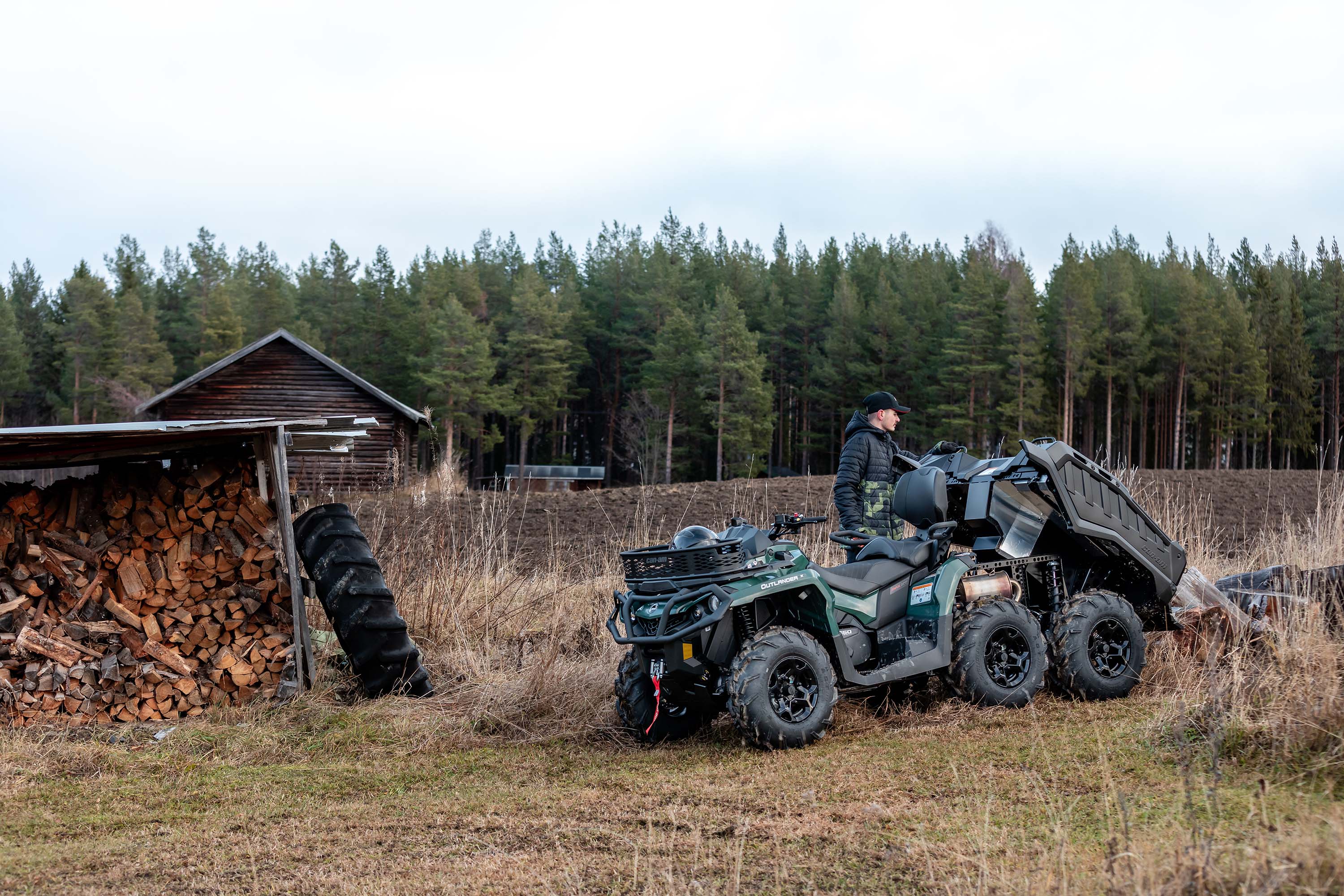 Un soldador trabajando frente a su Can-Am Defender Limited Desert Tan y Timeless Black
