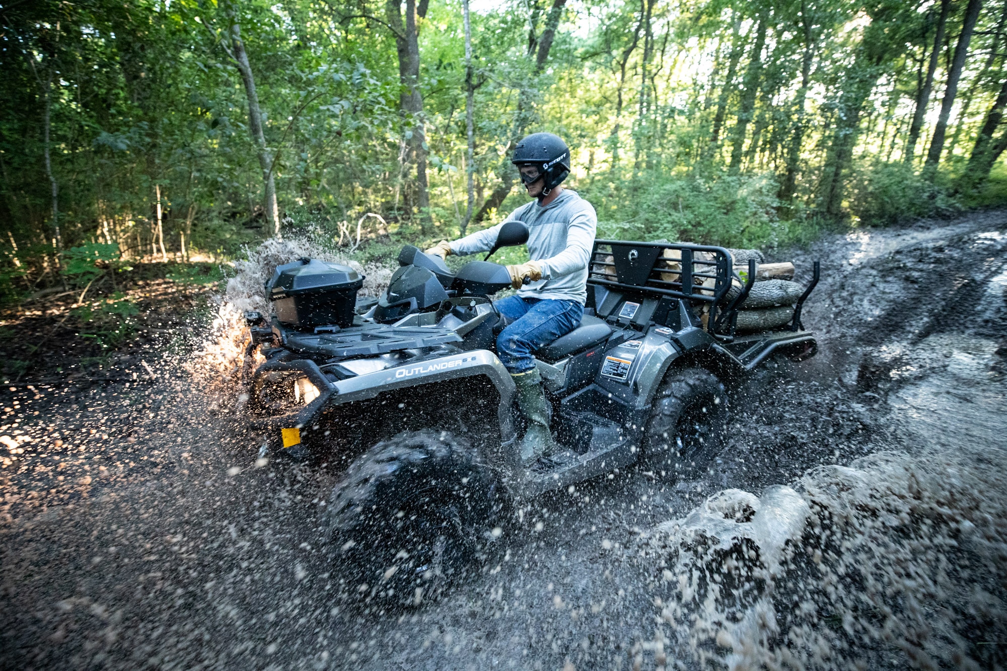 Un granjero que usa su Can-Am Outlander PRO XU para sembrar su campo con la función de limitador de velocidad.