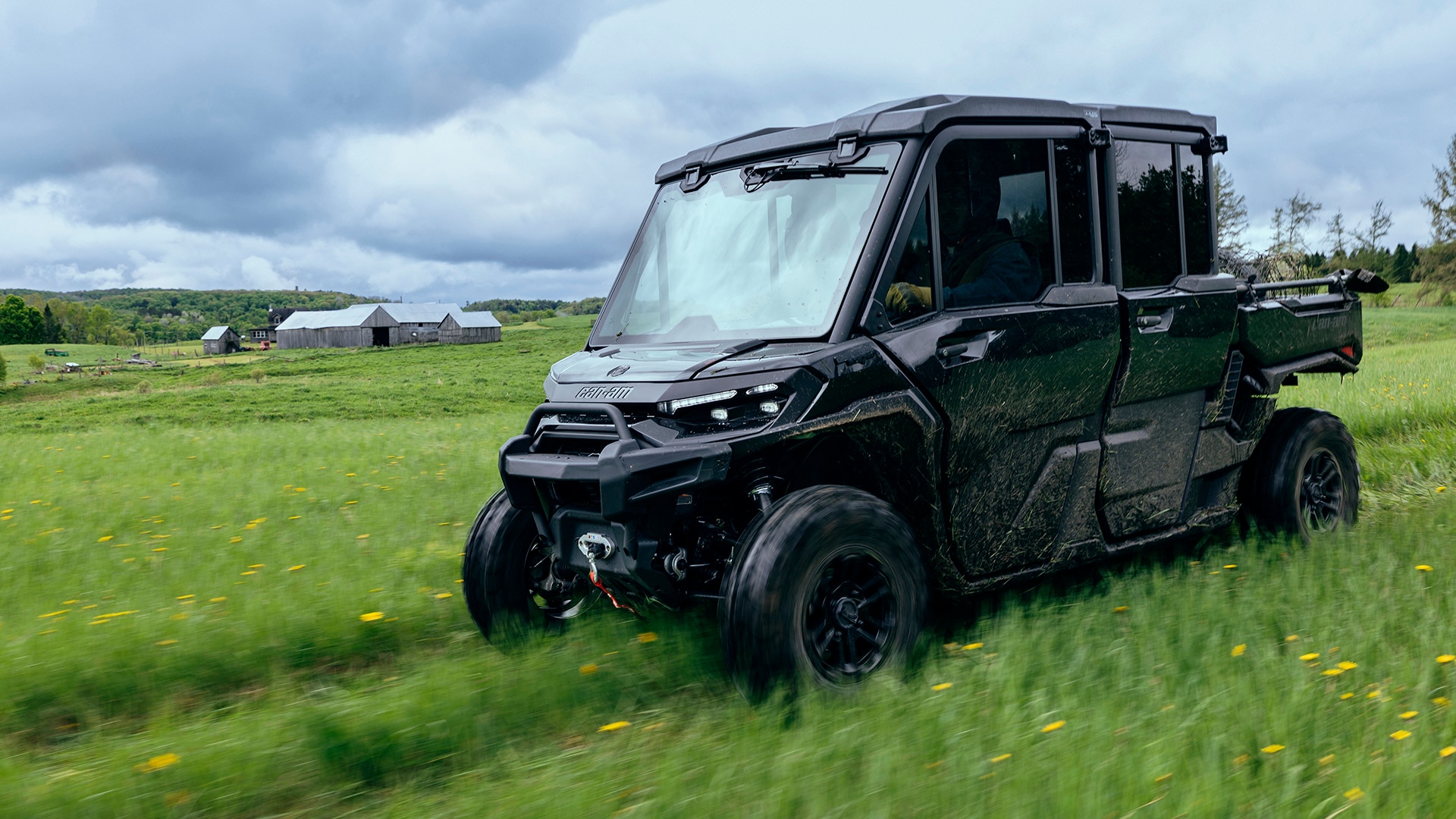 Un vehículo Can-Am Defender HD11 2026 MAX Lonestar side-by-side en una granja