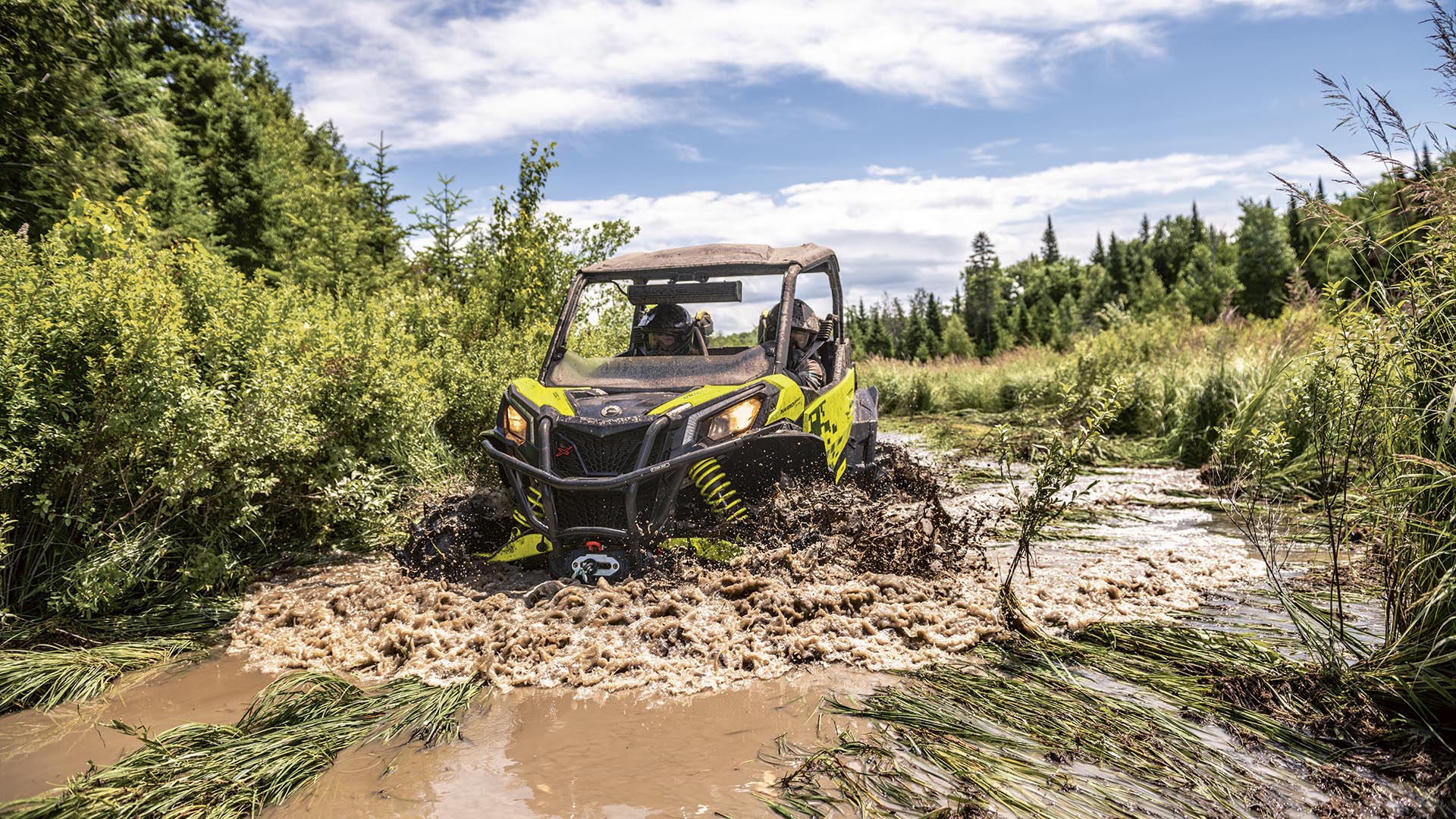 Can-Am Maverick Trail side by side en el barro