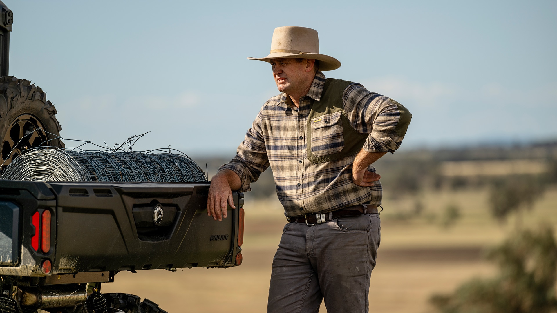 Un vaquero apoyado en su Can-Am Defender XT HD10