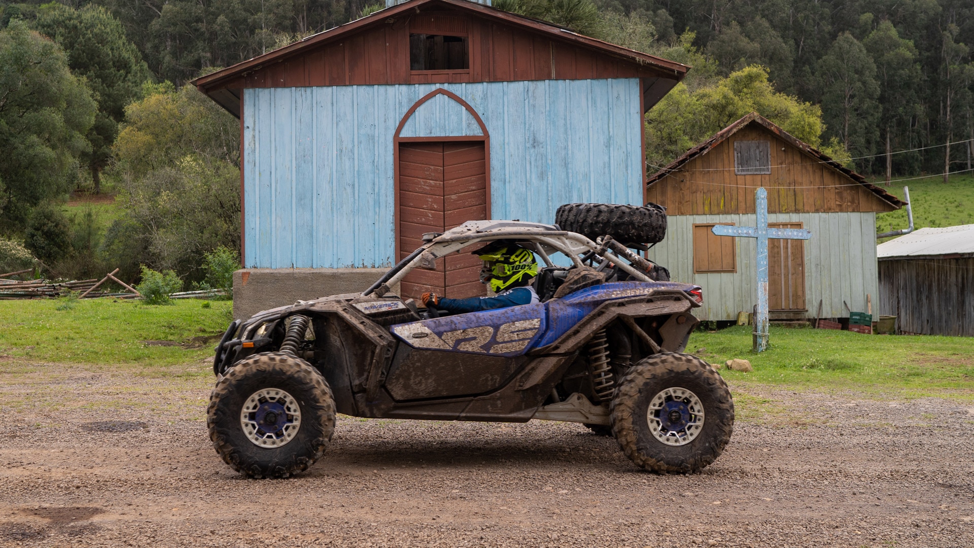 Maverick X3 XRS passando em frente a uma capela