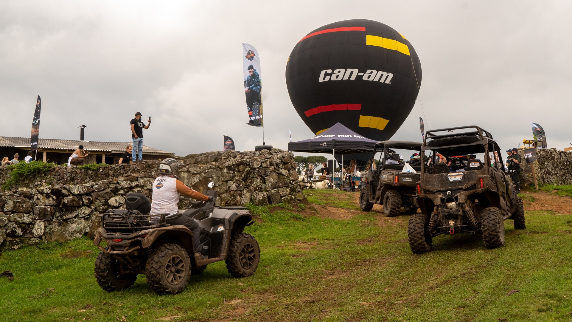 Veículos Can-Am com balão ao fundo