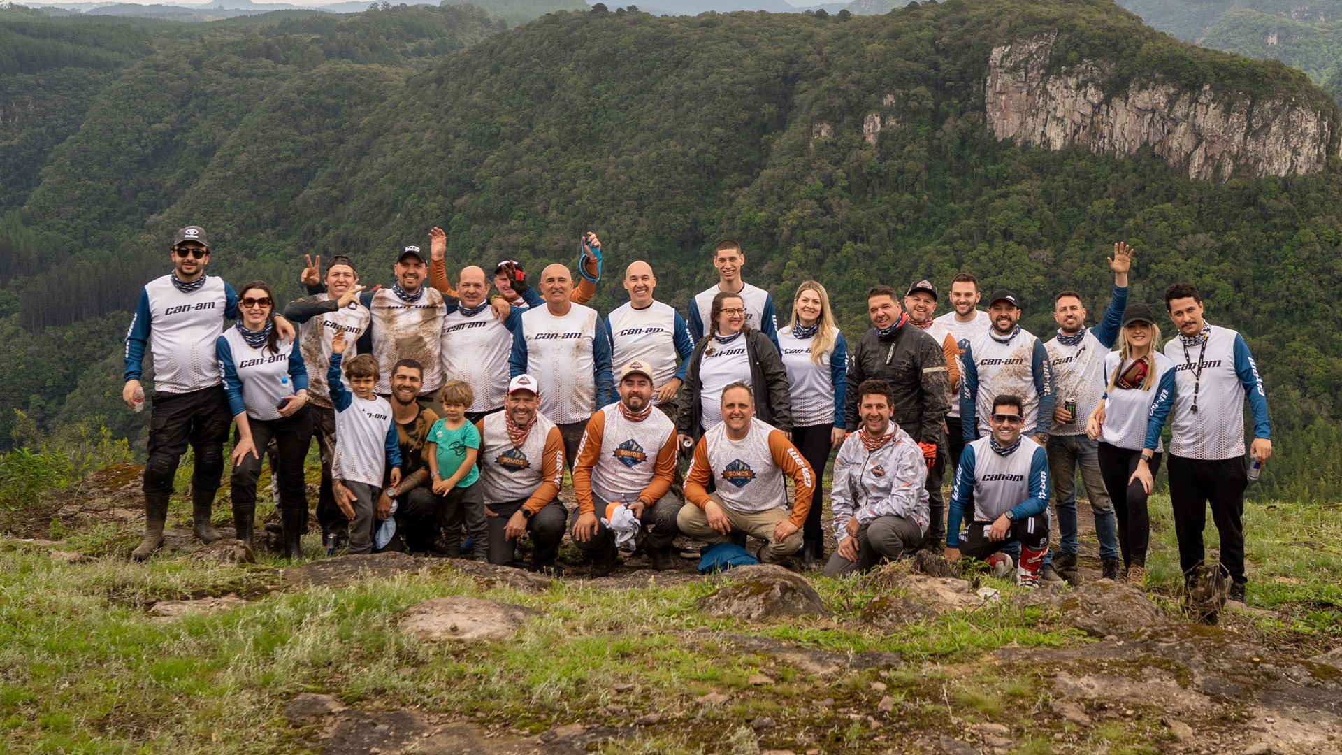 Grupo de participantes posando para foto