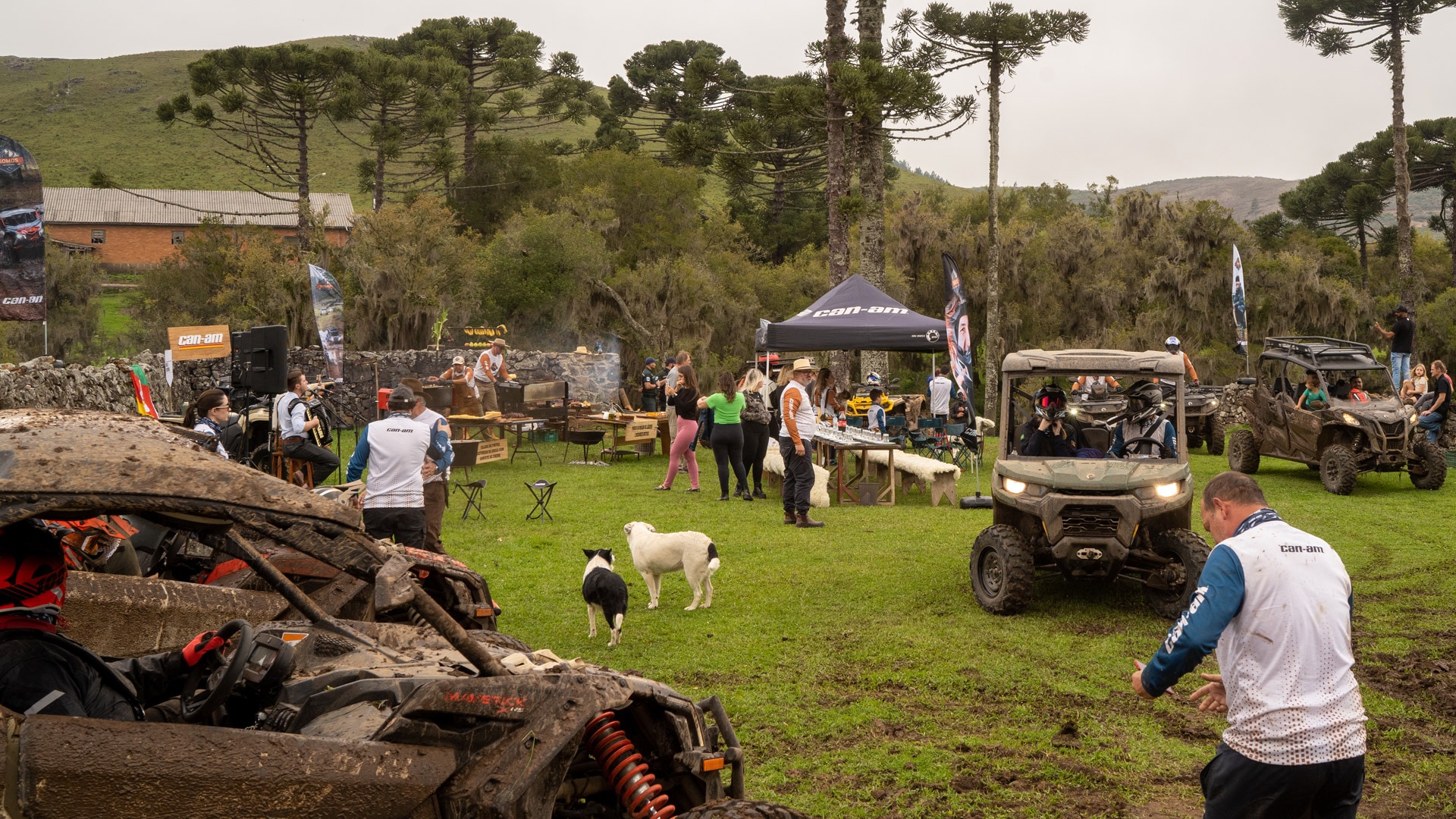 Pessoas reunidas no recinto do evento Can-am Adventures