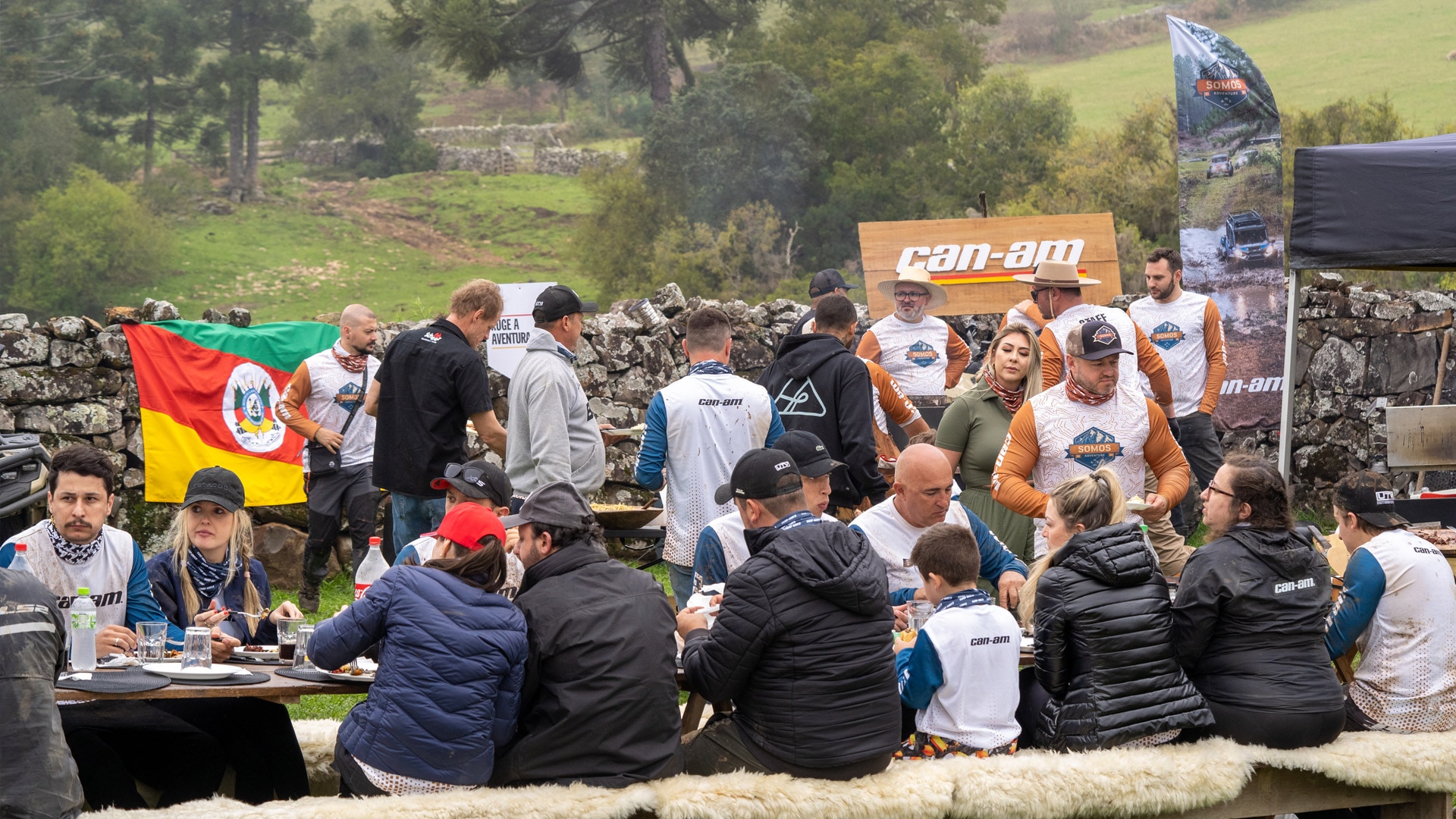 Pessoas confraternizando no Can-Am Adventures