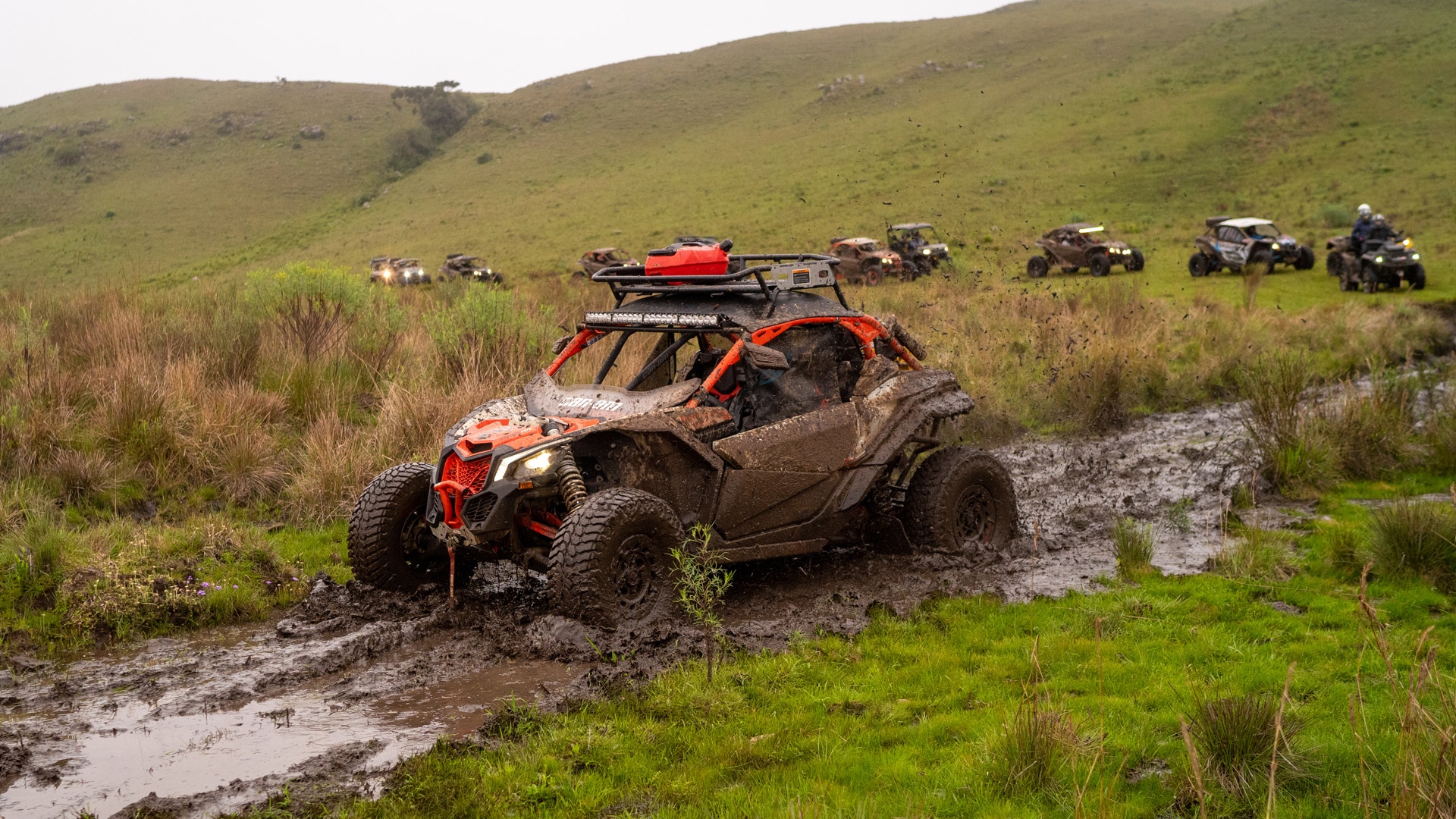 Maverick X3 passando por terreno alagado