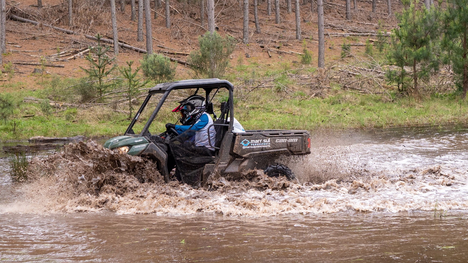 Can-Am Defender em trecho alagado