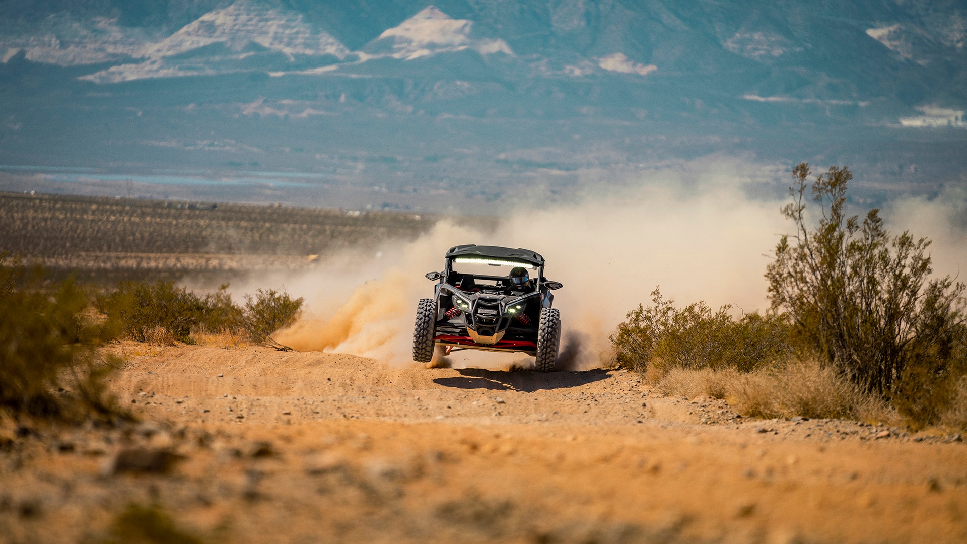 Een Can-Am Maverick X RS uit 2026 rijdt door het woestijnzand