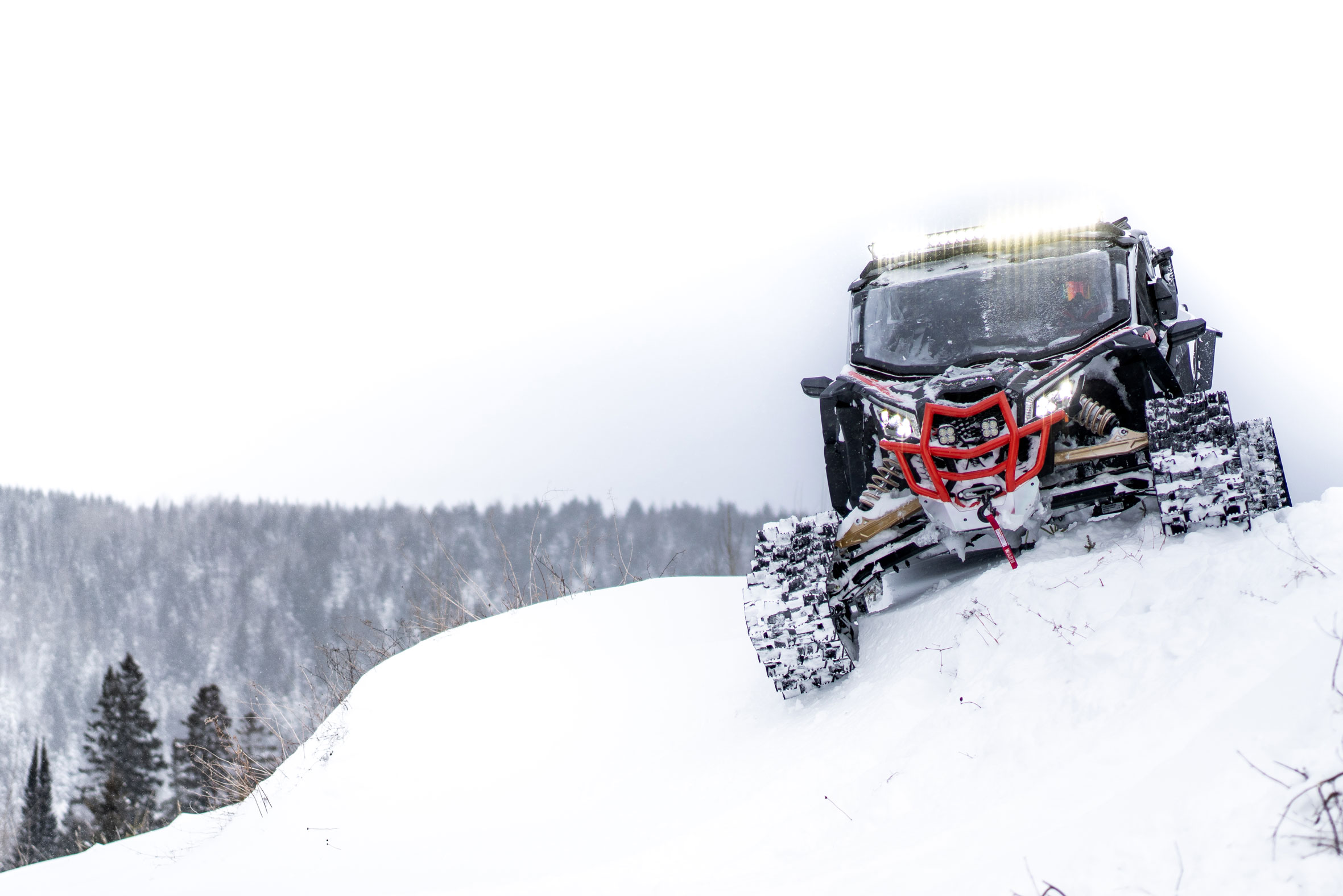 Explorando montanas nevadas en un side-by-side vehiculo