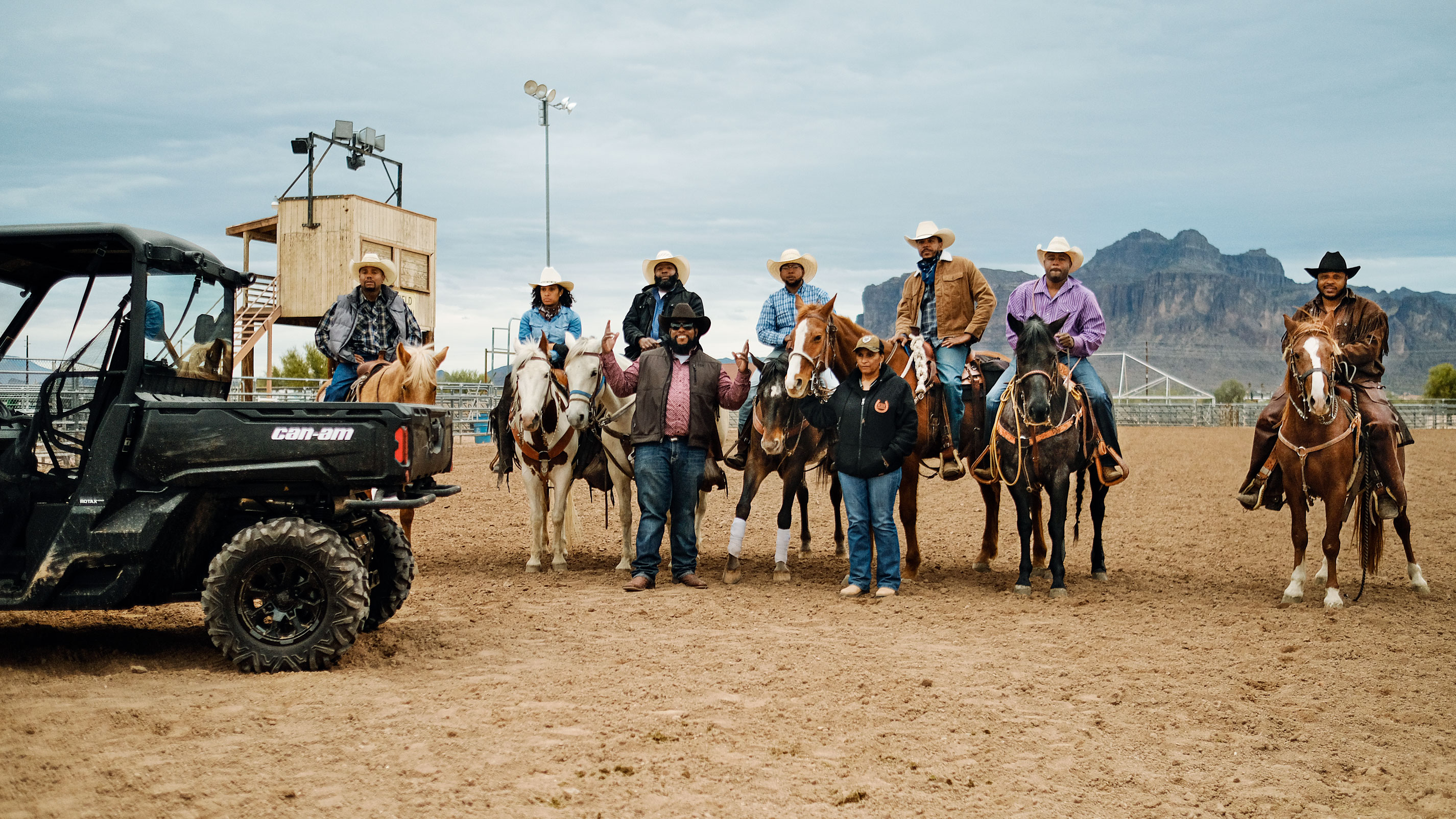 Pessoas a cavalo perto de um Can-Am SxS