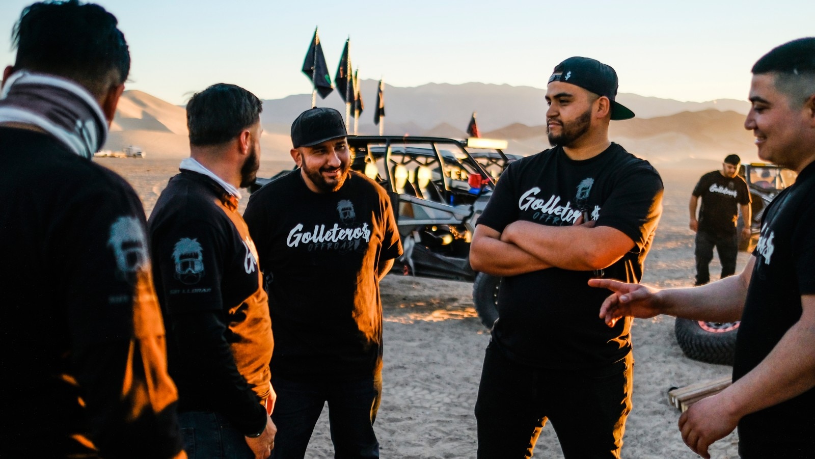 Homens conversando juntos em Dumont Dunes
