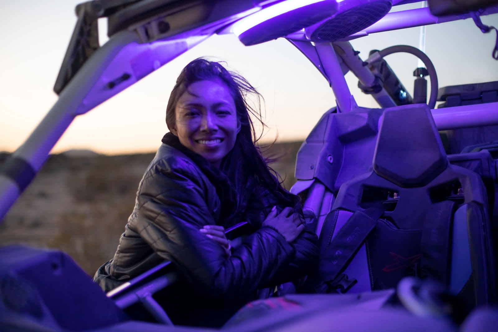Mujer al atardecer junto a su Can-Am Maverick  