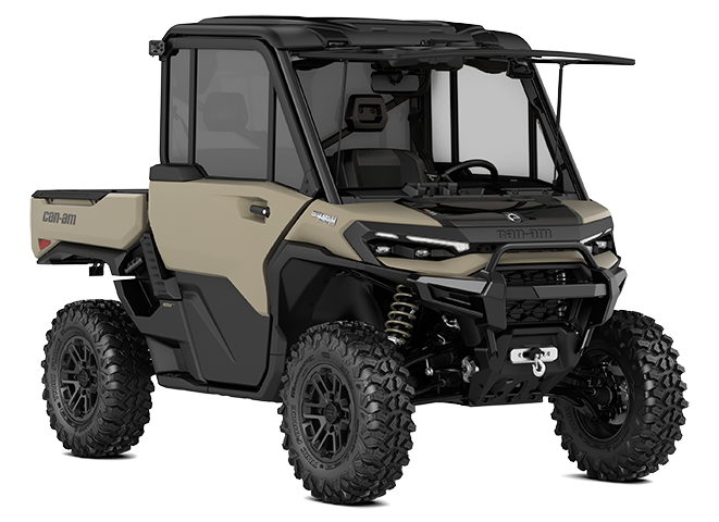 2026 Can-Am Defender XT polvoriento navy side-by-side aparcado cerca del agua en el bosque