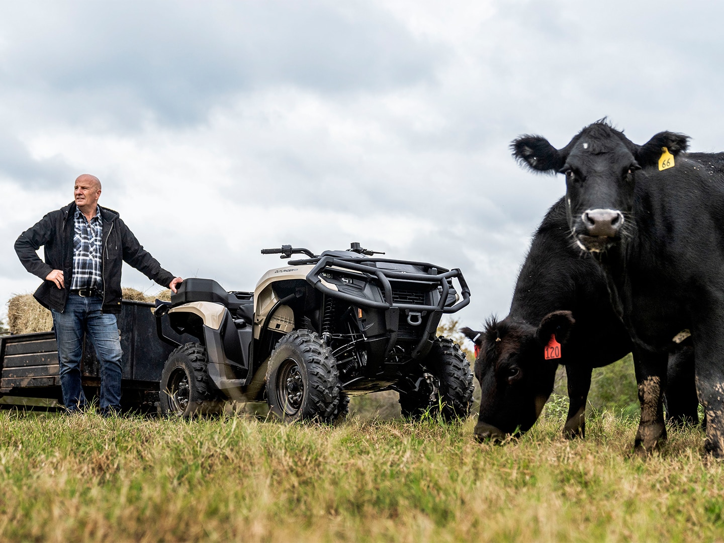 Can-Am-förare som lutar sig mot sin Outlander-ATV